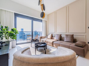 Charming Skyline View From This Fancy Downtown Apt